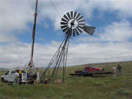 携帯電話本体 Broken wind mill [non working broken] Solar-powered wells displace windmills on Western range